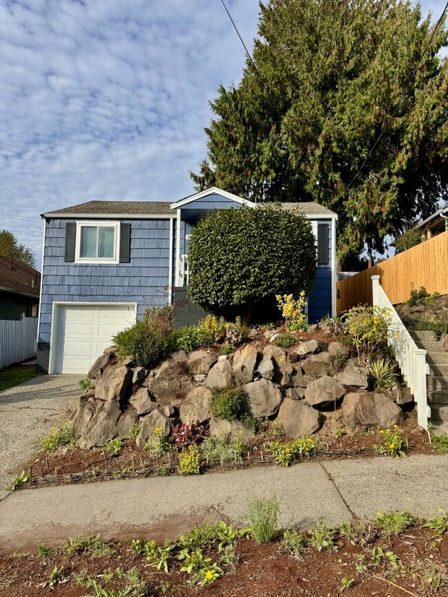 Building Photo - 3 Bd / 2 Ba Seattle Home