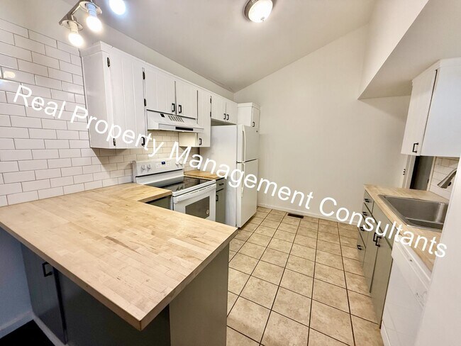 Building Photo - Move in Discount on 5-Bedroom Townhome