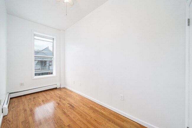 Building Photo - 282 Whiton St