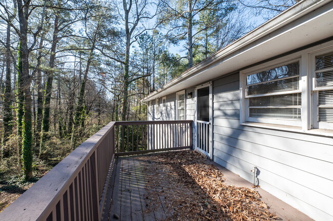 Building Photo - "Charming 3-Bedroom Retreat with 2 Full Ba...