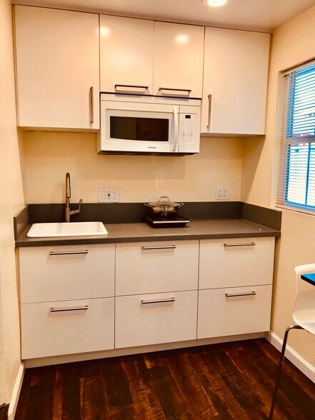 Building Photo - 2308 Oakwood Dr