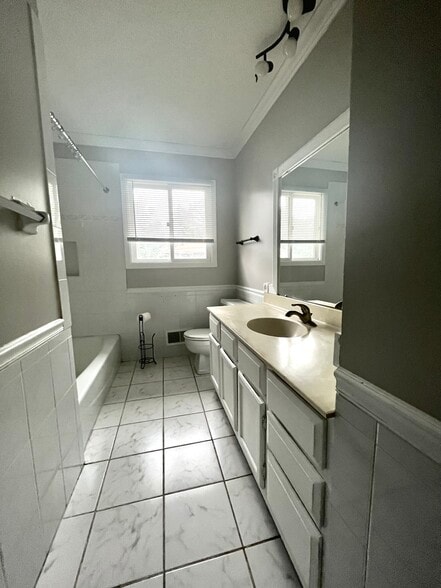 Main level full bath - 502 Sunnyside Ln