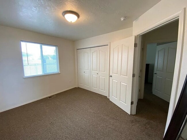 Building Photo - Beautiful 2 Bedroom 1 Bath Townhome with garage in Nampa!