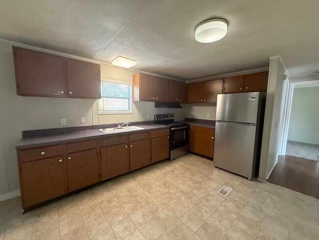Building Photo - 3 bedroom, 2 bath Mobile Home