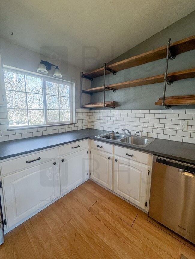 Building Photo - 4 BEDROOM / 2 BATH HOME IN SCSD1!