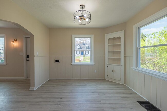 Building Photo - 6510 Hedge Ave