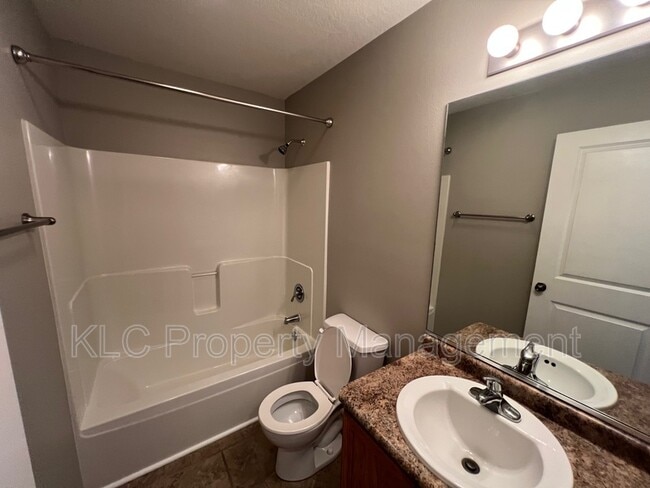 Building Photo - 3117 SW Sharmin Ln