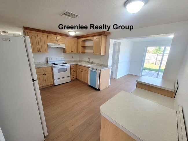 Building Photo - Spacious 3BR with bonus room and fenced yard just minutes from Tarpon Springs