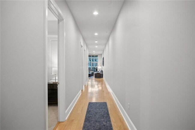 Building Photo - 301 Fifth Ave