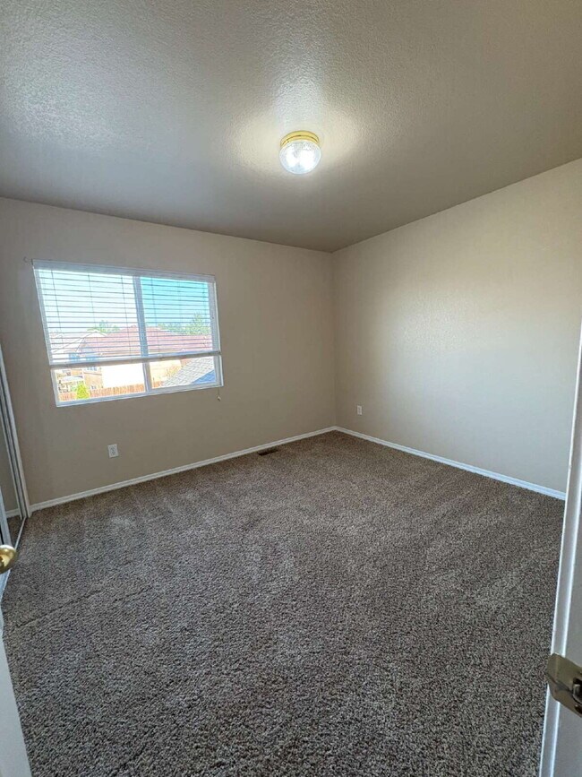 Building Photo - 3 bedroom - Lazy River
