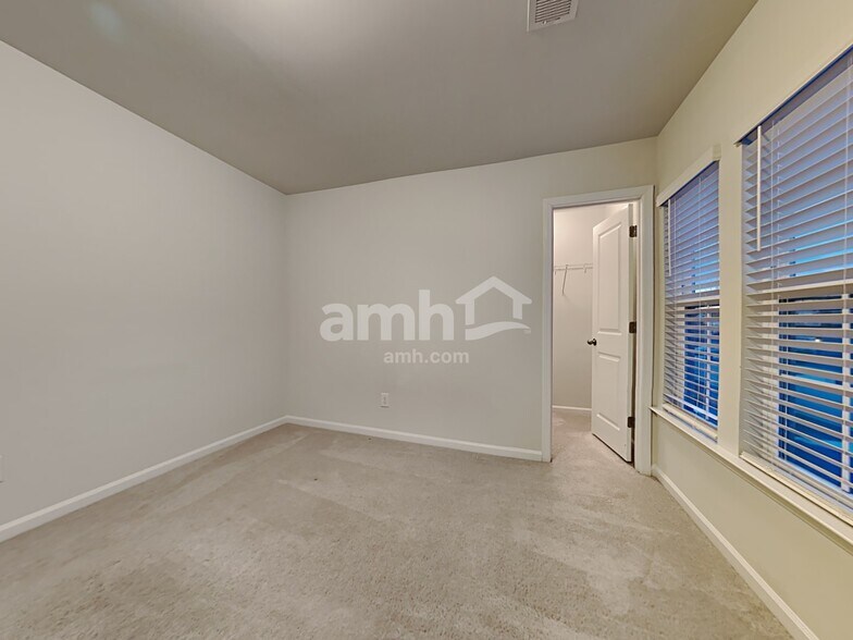 Building Photo - 514 Singing Bush Ave