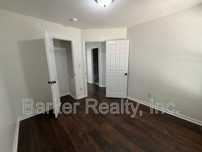 Building Photo - 704 Southampton Dr