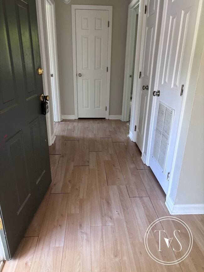 Building Photo - MOVE IN SPECIAL: $250 OFF 1ST MONTH'S RENT!**