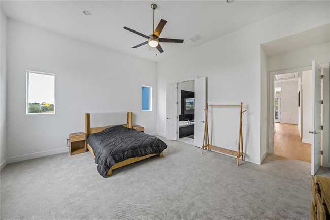 Building Photo - 5804 Toscana Ave