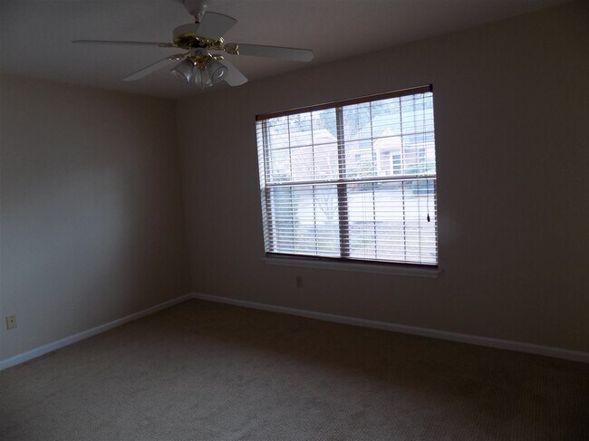Building Photo - 806 Jamestown Ct