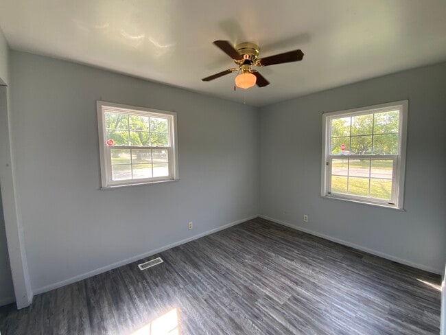 Building Photo - 807 Knollcrest Dr