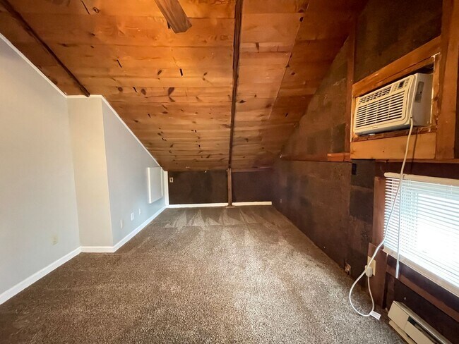 Building Photo - PRELEASING for AUGUST! Convenient Campus Living | 4BR with Fenced Yard & Covered Parking