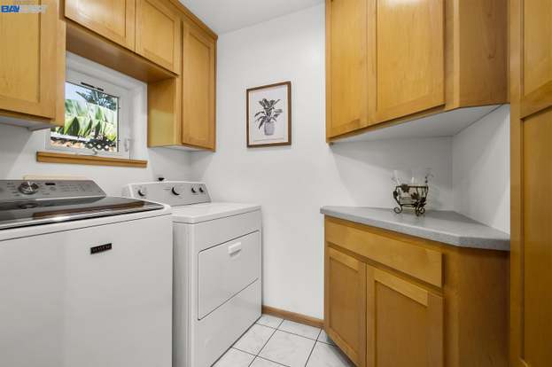 Building Photo - 41345 Roberts Ave