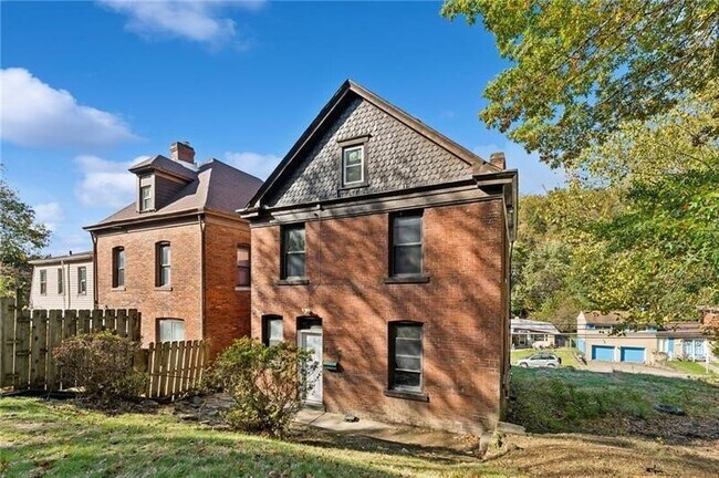 Building Photo - 1250 Blackadore Ave