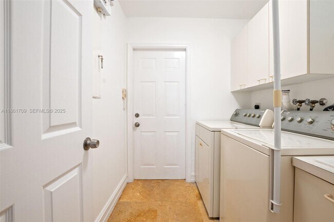 Building Photo - 5168 SW 157th Ave