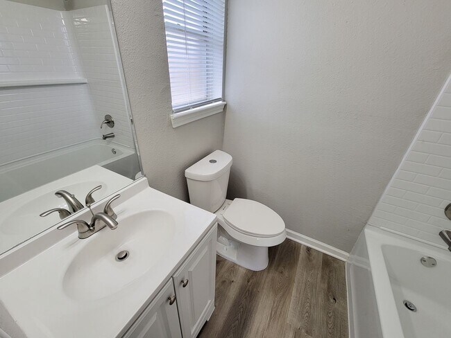 Building Photo - REMODELED 4 BEDROOM 2 BATH LEASE HOME IN H...