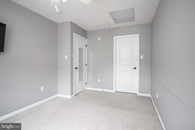 Building Photo - 1048 Regency Pl