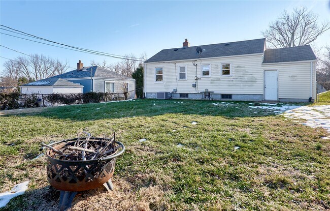 Building Photo - 3135 La Vista Dr