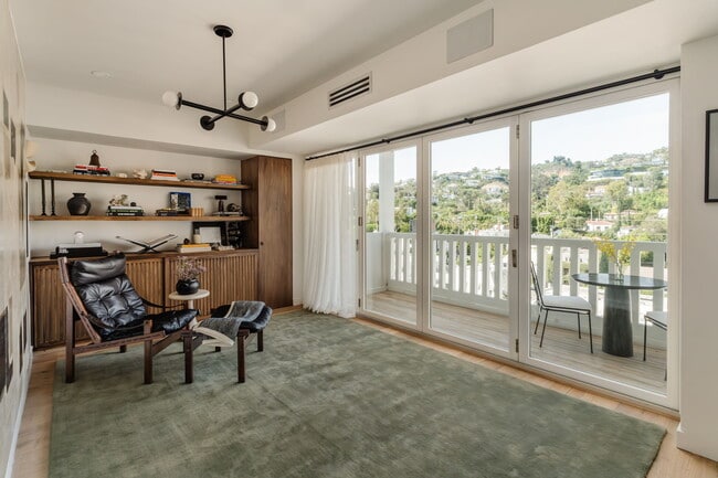 Building Photo - 999 N Doheny Dr