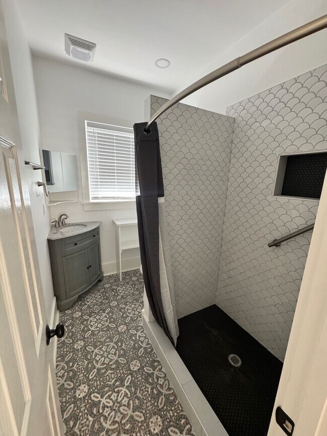 Building Photo - Move-In Ready & Recently Updated 2-Bedroom...