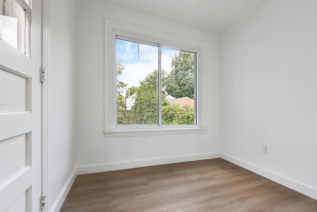 Building Photo - Remodeled 2 bedroom with backyard