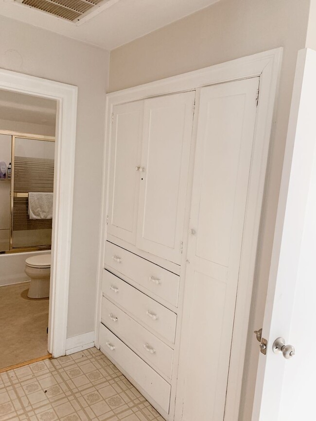 Building Photo - PRELEASING:  A 7+ bedroom/ 2 bath home in York Neighborhood!