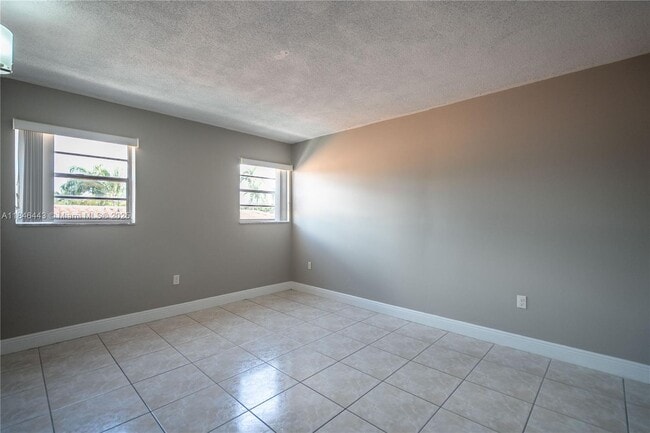 Building Photo - 2150 Bay Dr