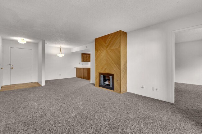 Building Photo - 2bed, 2bath condo with W/D, Balsony and river access