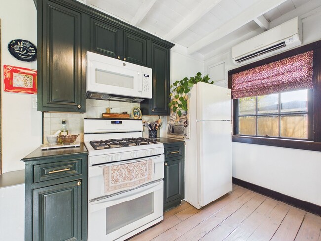 Building Photo - COMING SOON! Charming Cottage in the Center of Town