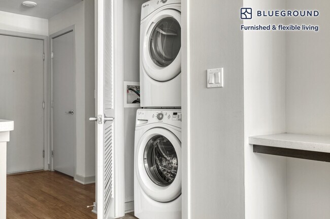 Building Photo - 200 S Los Angeles St