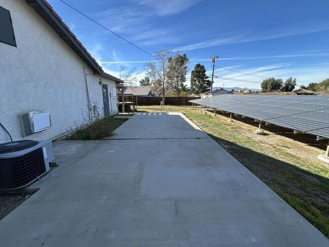 Building Photo - 15370 Tacony Rd