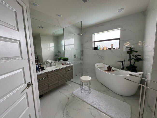 Building Photo - 8865 NW 160th Ter