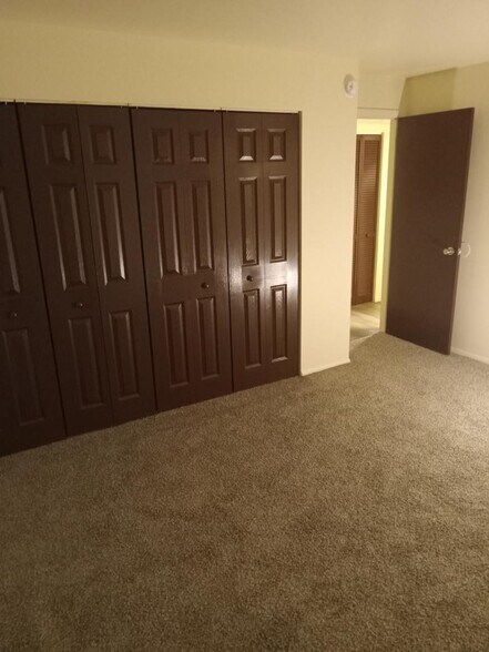 MASTER BEDROOM - 1001 White Oak Road