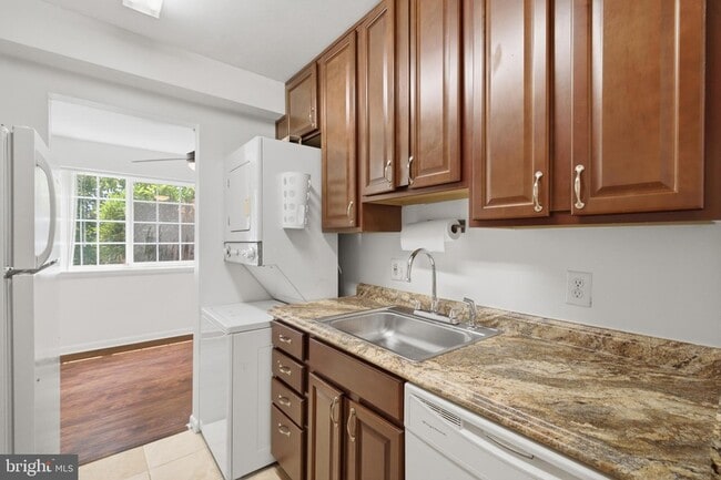 Building Photo - 1521 Colonial Dr