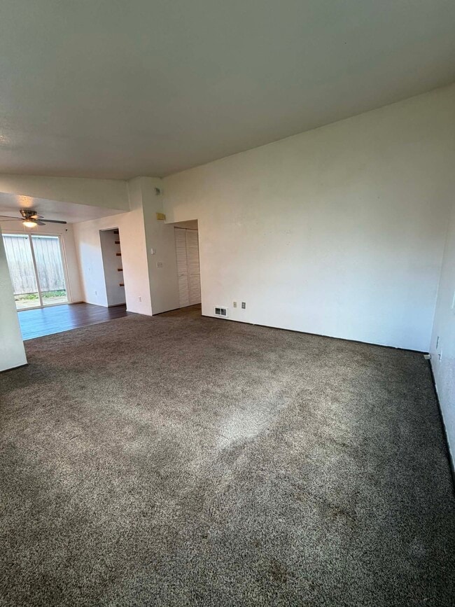 Building Photo - 725 Edelweiss Ln SE