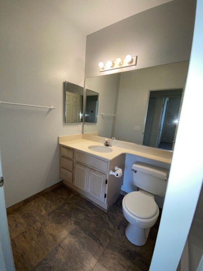 Building Photo - Beautiful 2 Bedroom 2 Bath Condo in the heart of Rancho San Diego!