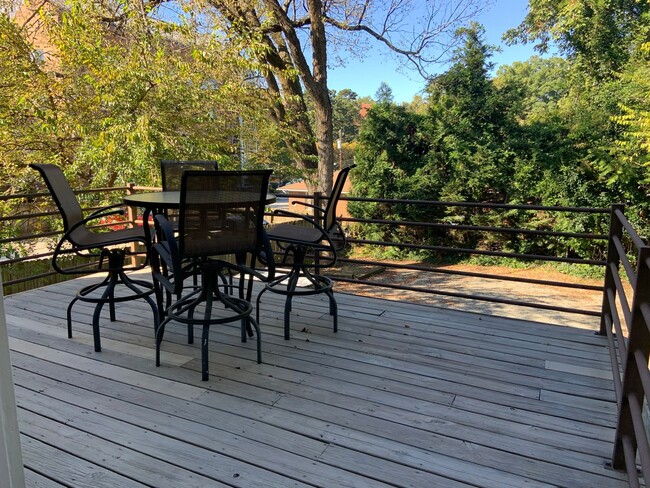 Building Photo - First Floor Unit For Rent Near UNCG!