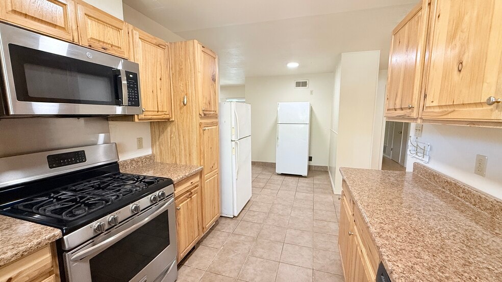 Building Photo - 550 Highland Dr