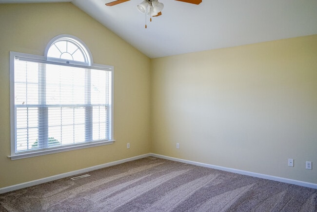 Building Photo - Ranch Home | Back Deck | Fenced In Backyar...