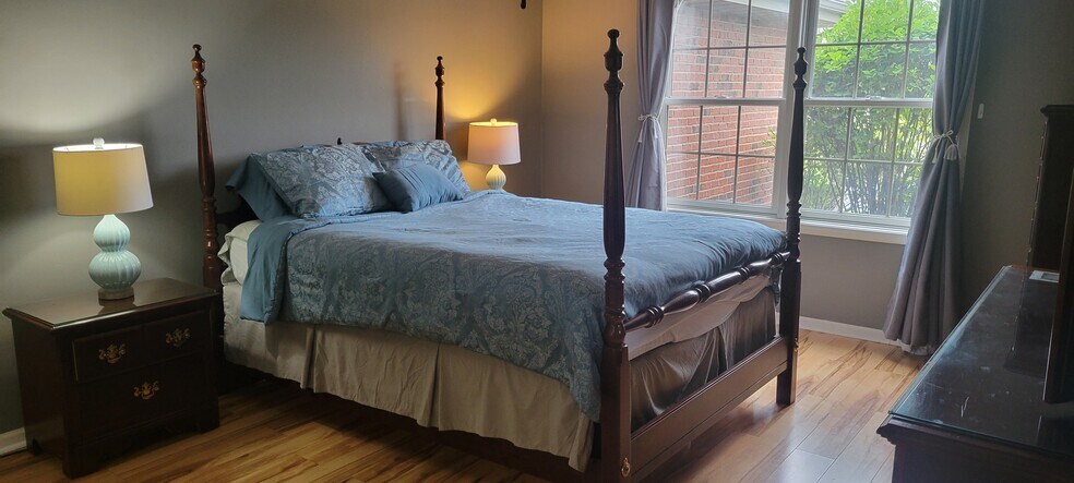 Four poster, queen size bed - 622 Cambridge Ct