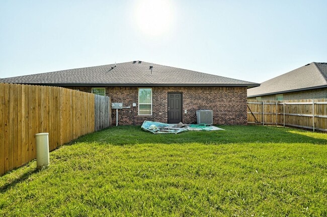 Building Photo - Charming Duplex in El Reno!