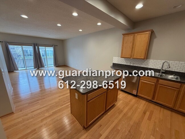 Building Photo - Townhouse in The Lakes of Blaine Available Now, New Appliances & Carpet, Bonus Room, Balcony