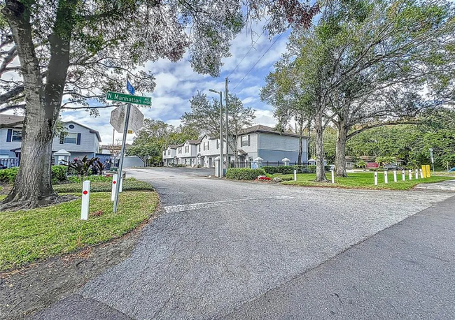 Building Photo - Charming 2-Bedroom, 1 Bathroom Townhome in...