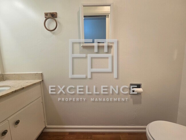 Building Photo - 2/1.5 Condo in 4plex, Granite Counters, LVT, 1 Car Garage, Community Pool and Laundry