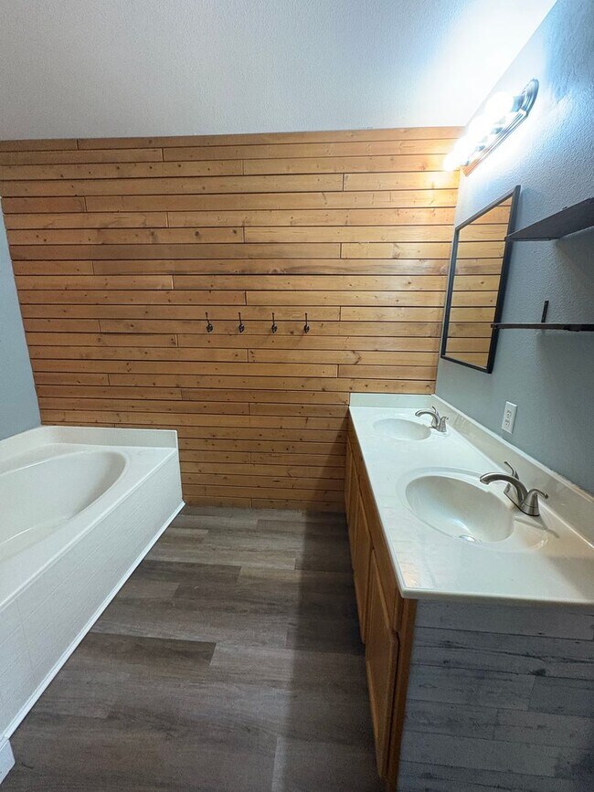 Building Photo - Wonderful 4 bedroom plus bonus room BEAUTY...